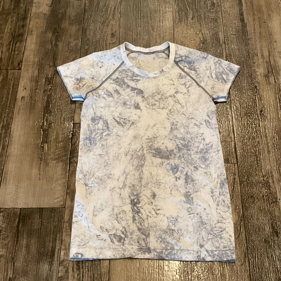 EUC, Lululemon Swiftly Tech Short Sleeve 2.0 Multi Dye, SZ 6, MSRP $78 - Picture 6 of 7